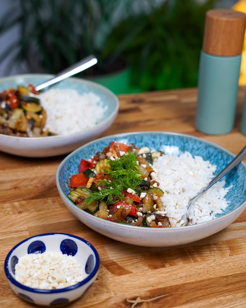 Vegane Fenchelpfanne in einer Schüssel auf einem Tisch angerichtet, Teaser