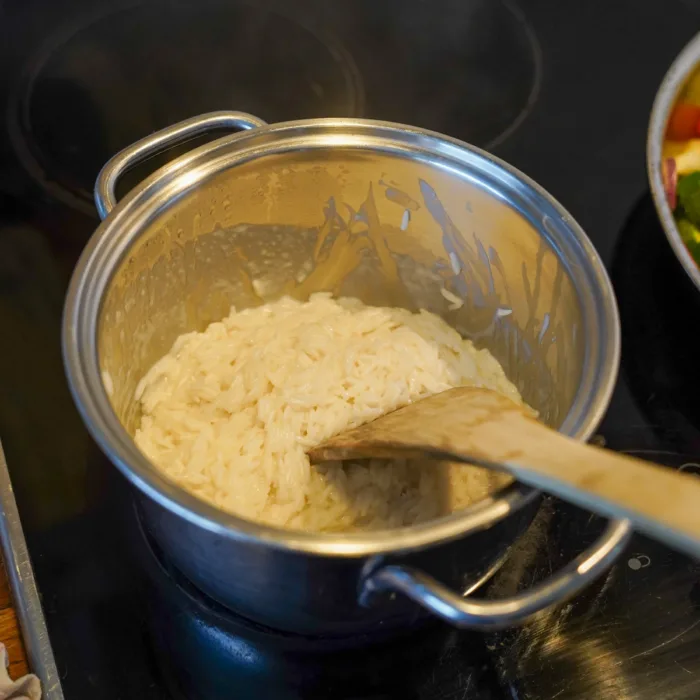 Reis in einem Topf kochen
