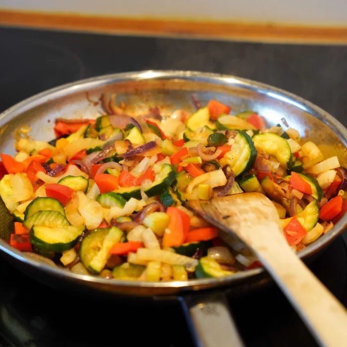 Gemüse wird in einer Pfanne angebraten