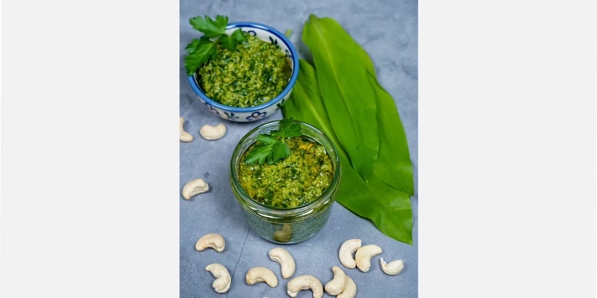 Veganes Bärlauchpesto in kleinen Schüsseln angerichtet, Hero