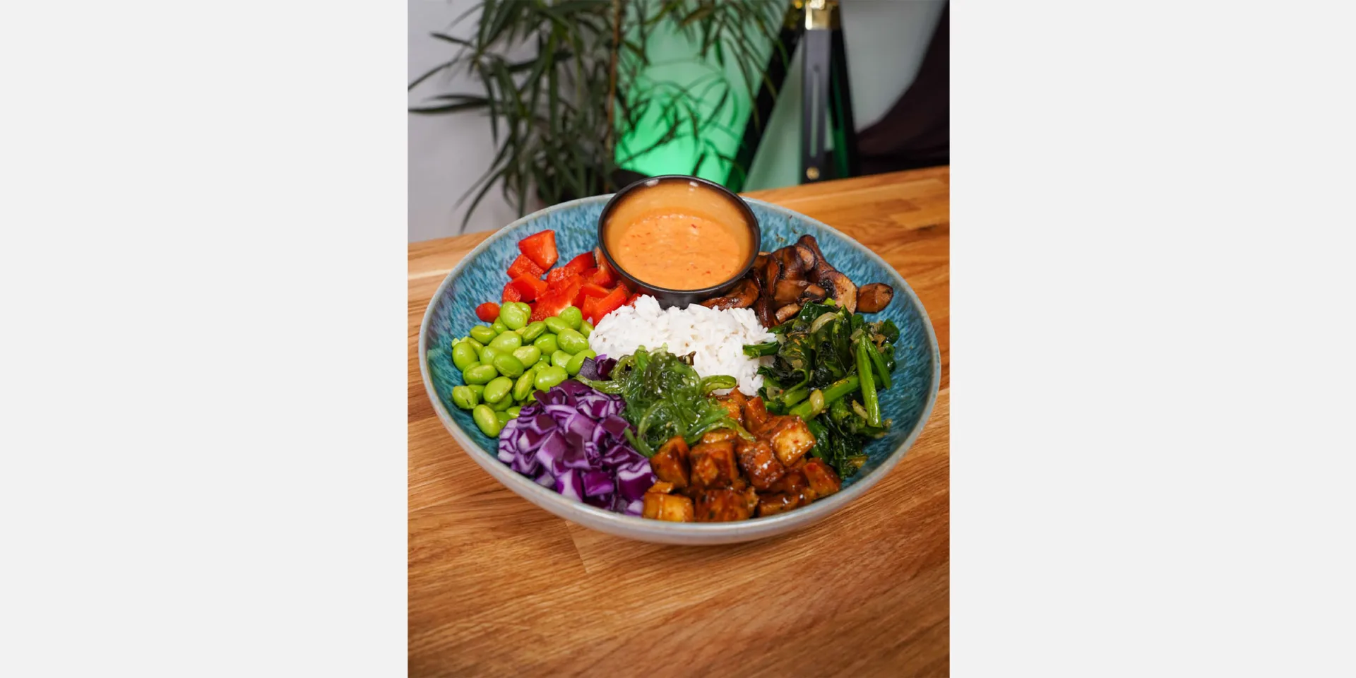 Vegane Buddha Bowl in einem Teller angerichtet, hero