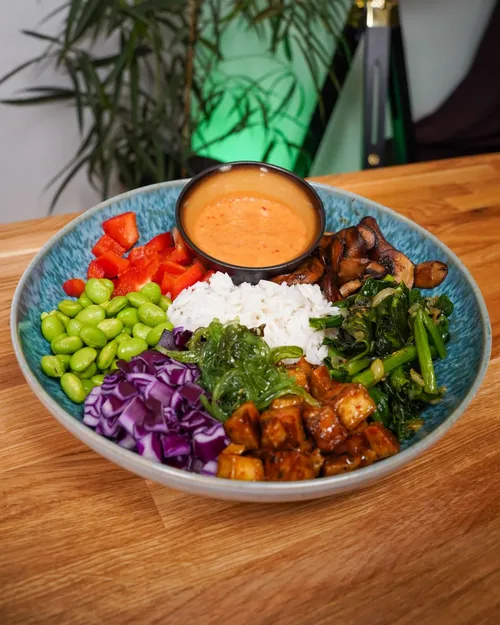 Vegane Buddha Bowl in einem Teller angerichtet, teaser