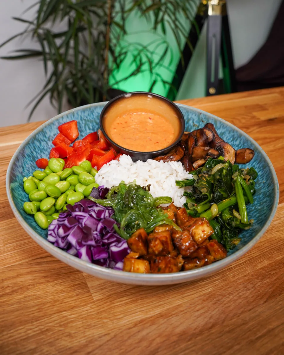 Vegane Buddha Bowl in einem Teller angerichtet, teaser