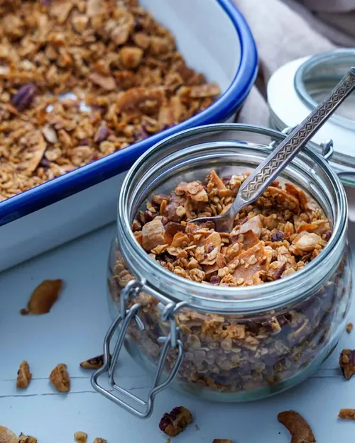 Veganer Granola in einem Weckglas und einer Emaille Form