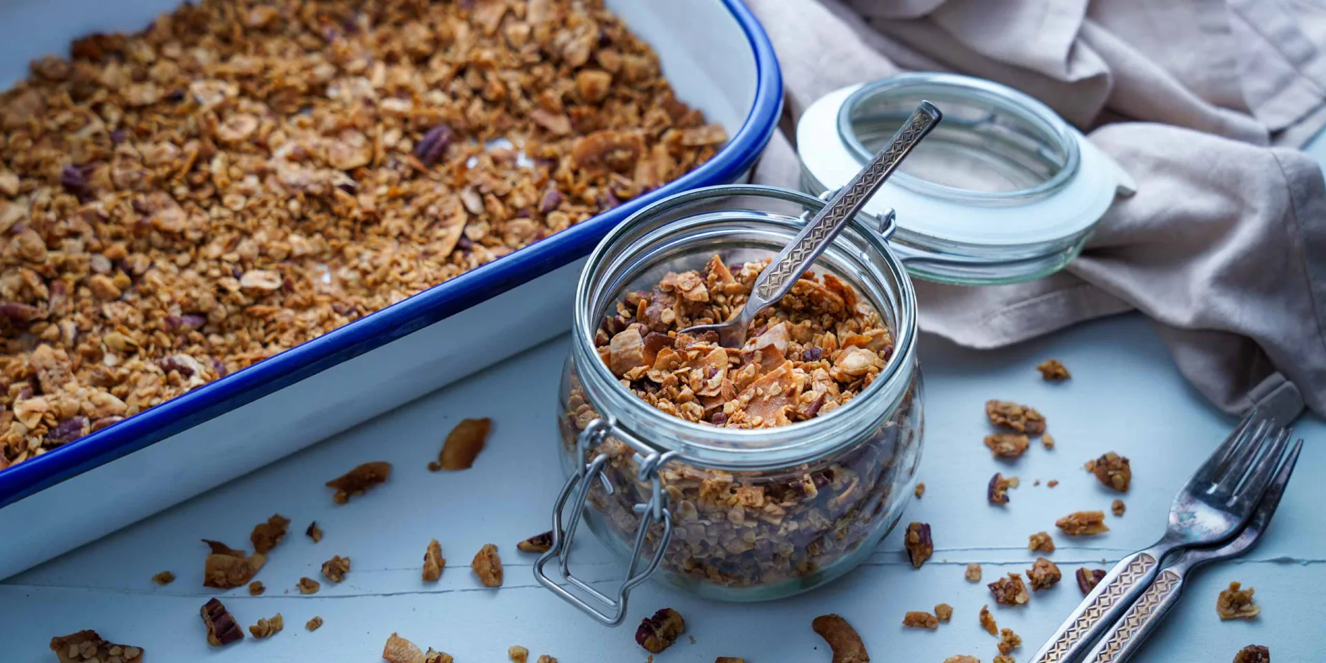 Veganer Granola in einem Weckglas und einer Emaille Form