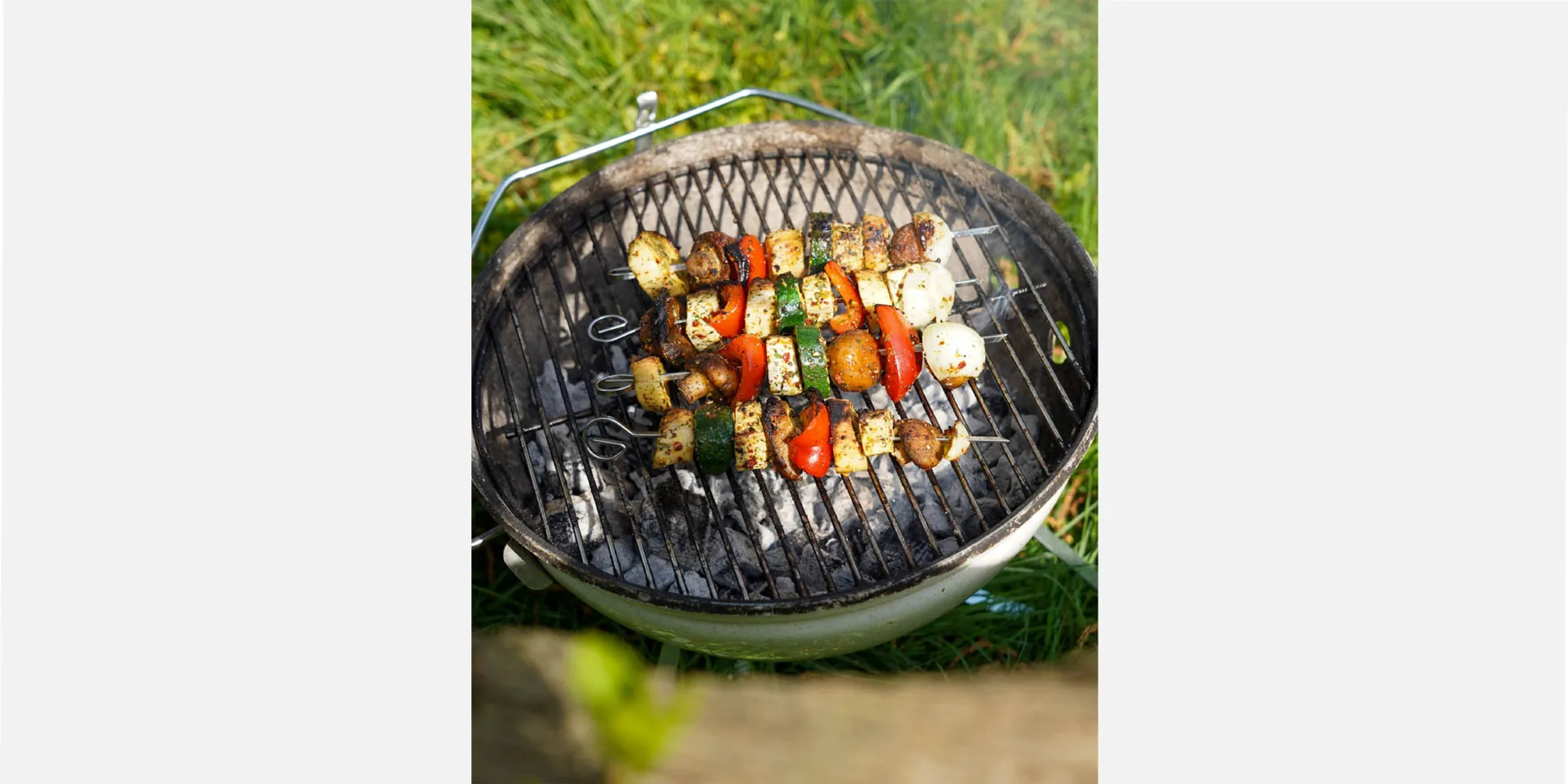 Grillspieße vegan auf dem Grill im Sonnenschein