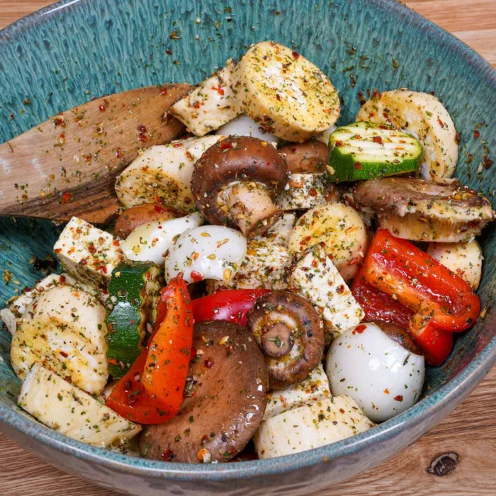 Marinieren des Gemüses für die veganen Grillspieße in einer Schüssel