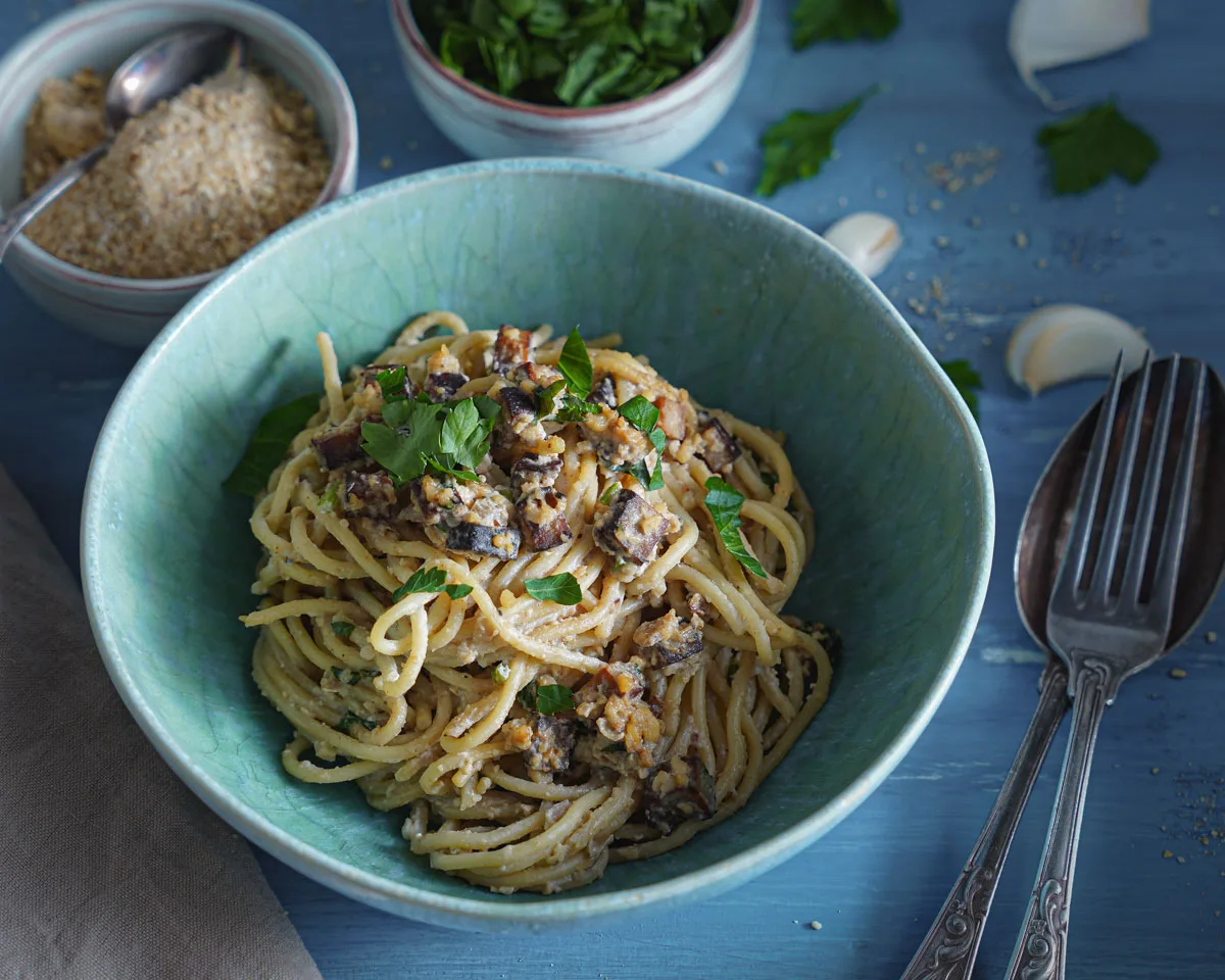 Vegan spaghetti carbonara, hero