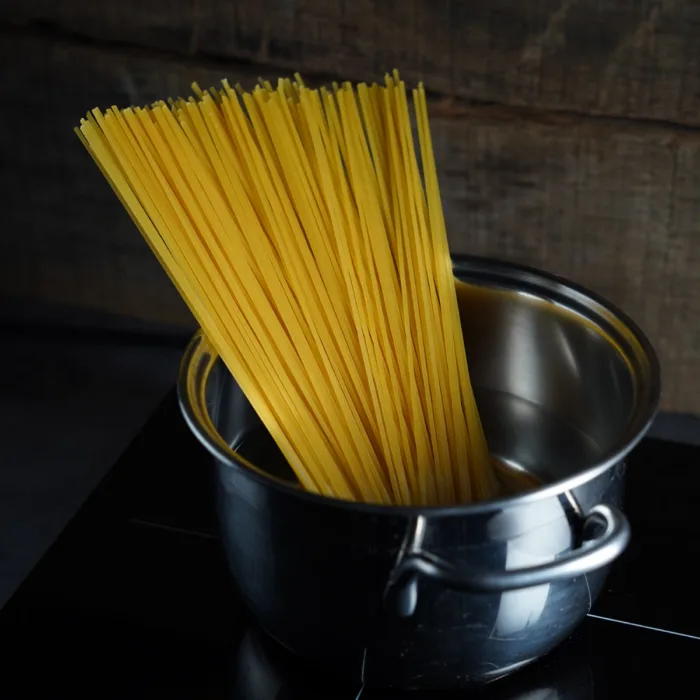 Vegan spaghetti carbonara, step 3: cooking the pasta