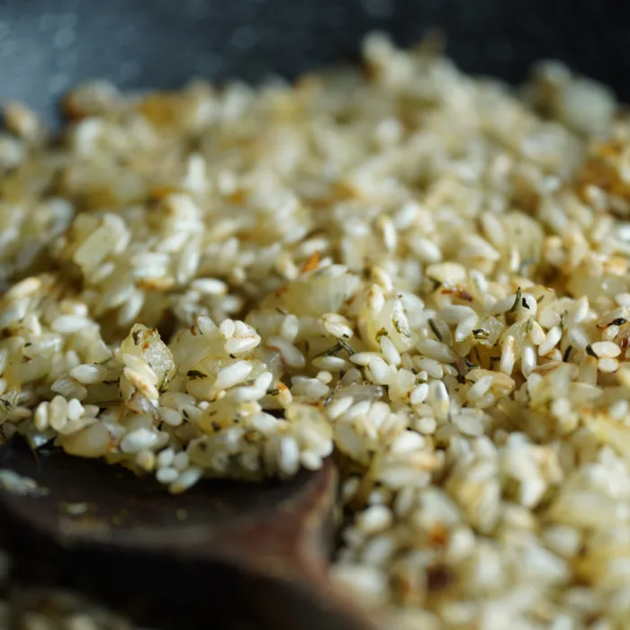 Veganes Risotto Step 3 Reis anbraten