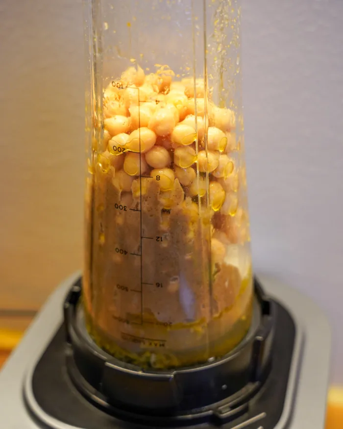 Alle Zutaten für das Hummus in einen Mixer geben