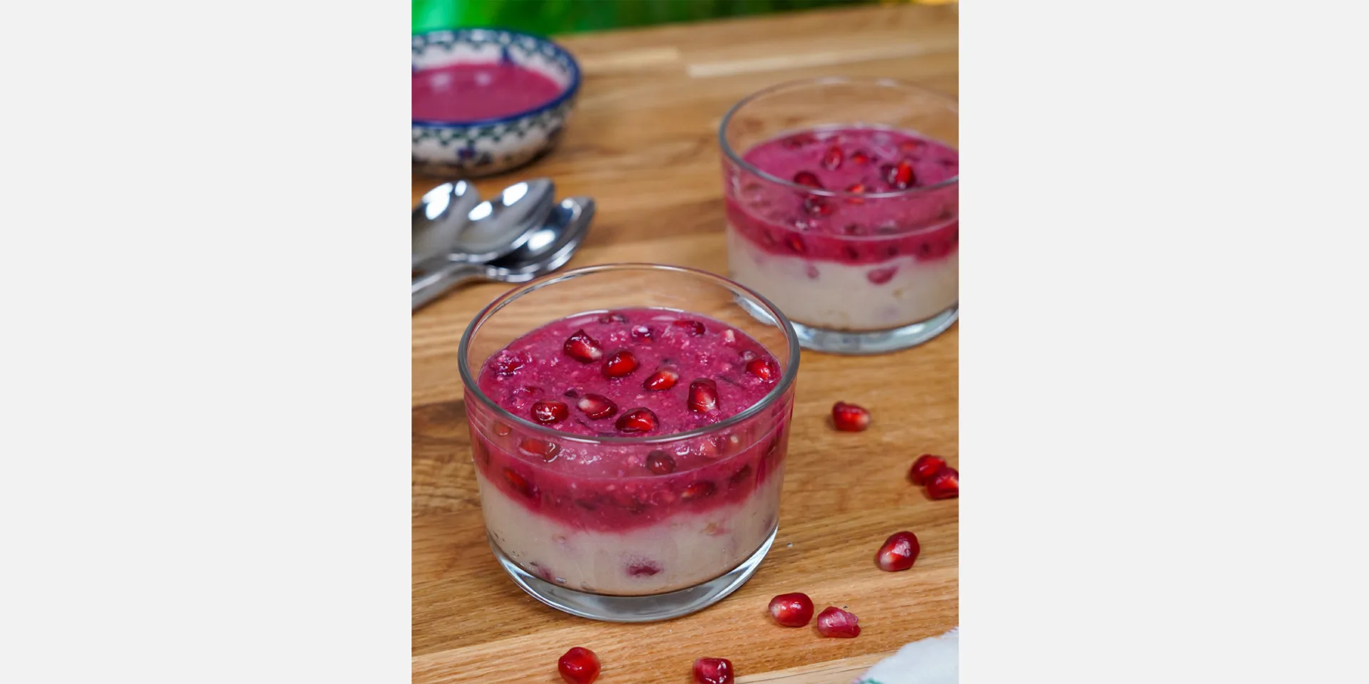 Veganer Grießbrei in kleinen Schüsselchen mit Granatapfel angerichtet, hero