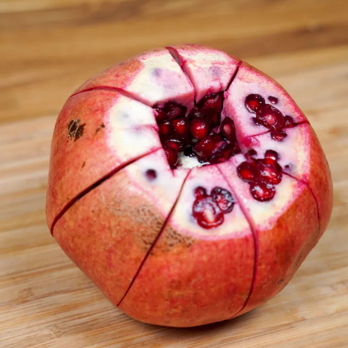 Granatapfel angeschnitten und Viereck mittig herausgeschnitten