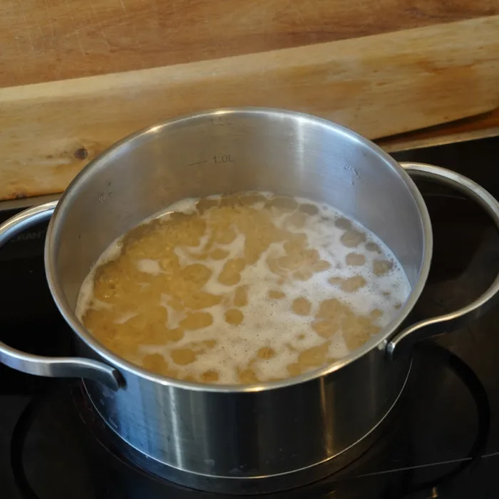 Reis in einem Topf kochen