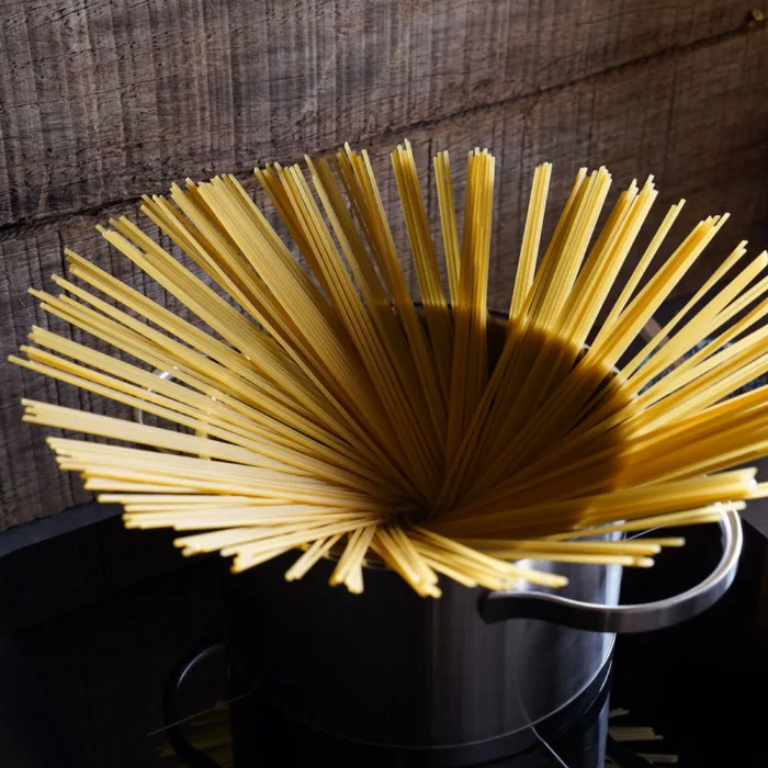 Spaghetti in the pot.