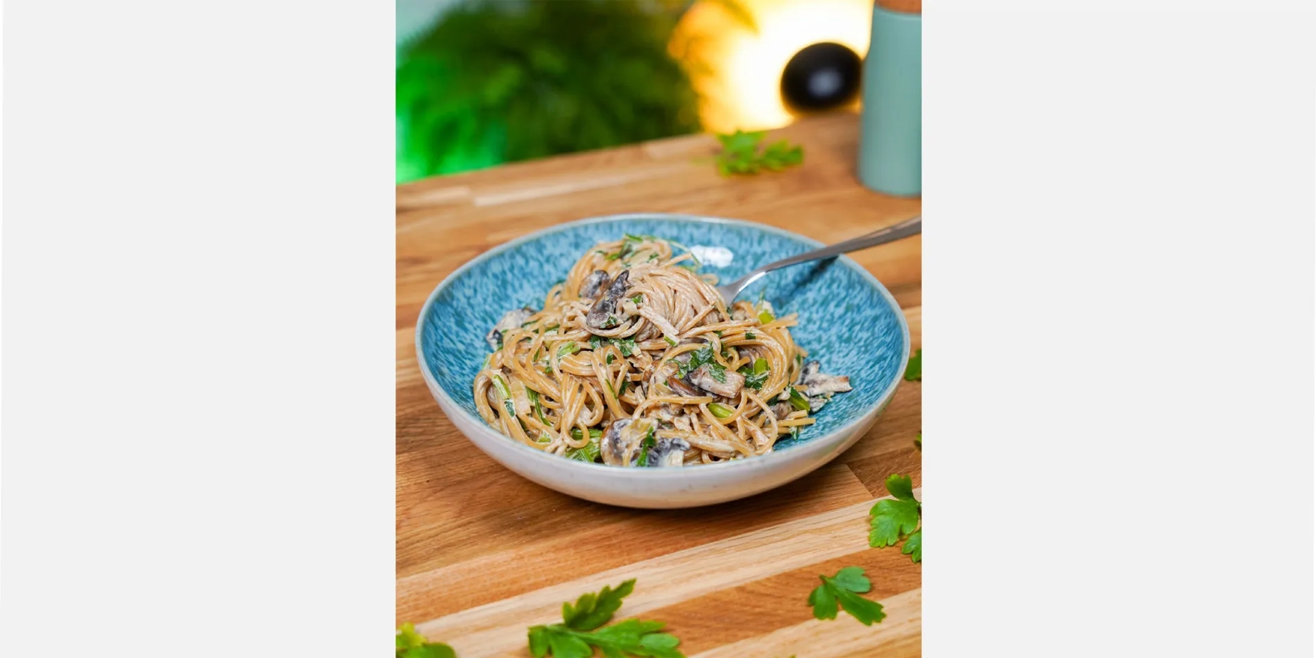 Spaghetti mit Champignonsauce vegan im Teller angerichtet, hero