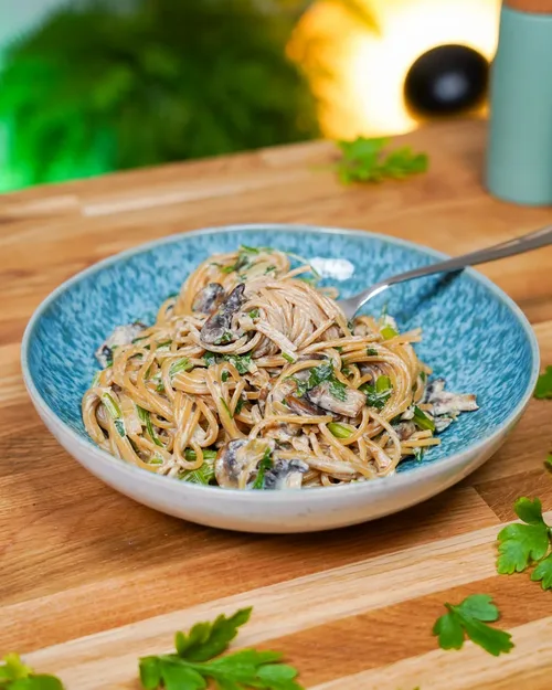 Spaghetti mit Champignonsauce vegan im Teller angerichtet, teaser