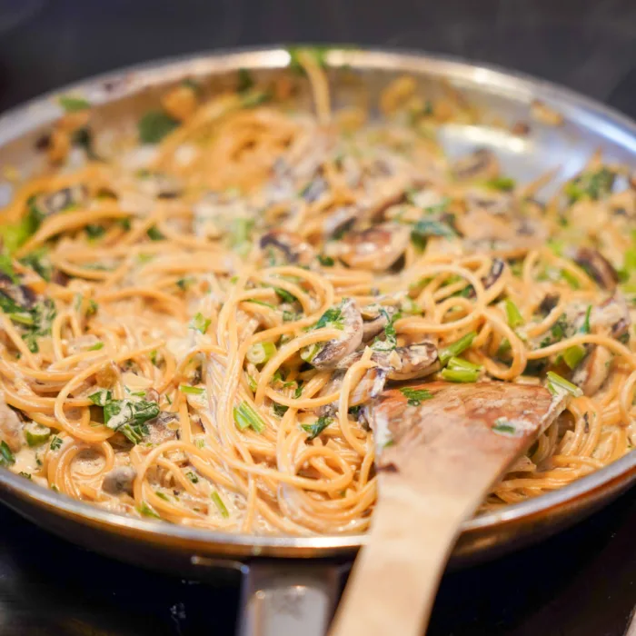 Spaghetti in die Pfanne geben und alle Zutaten nochmal ziehen lassen
