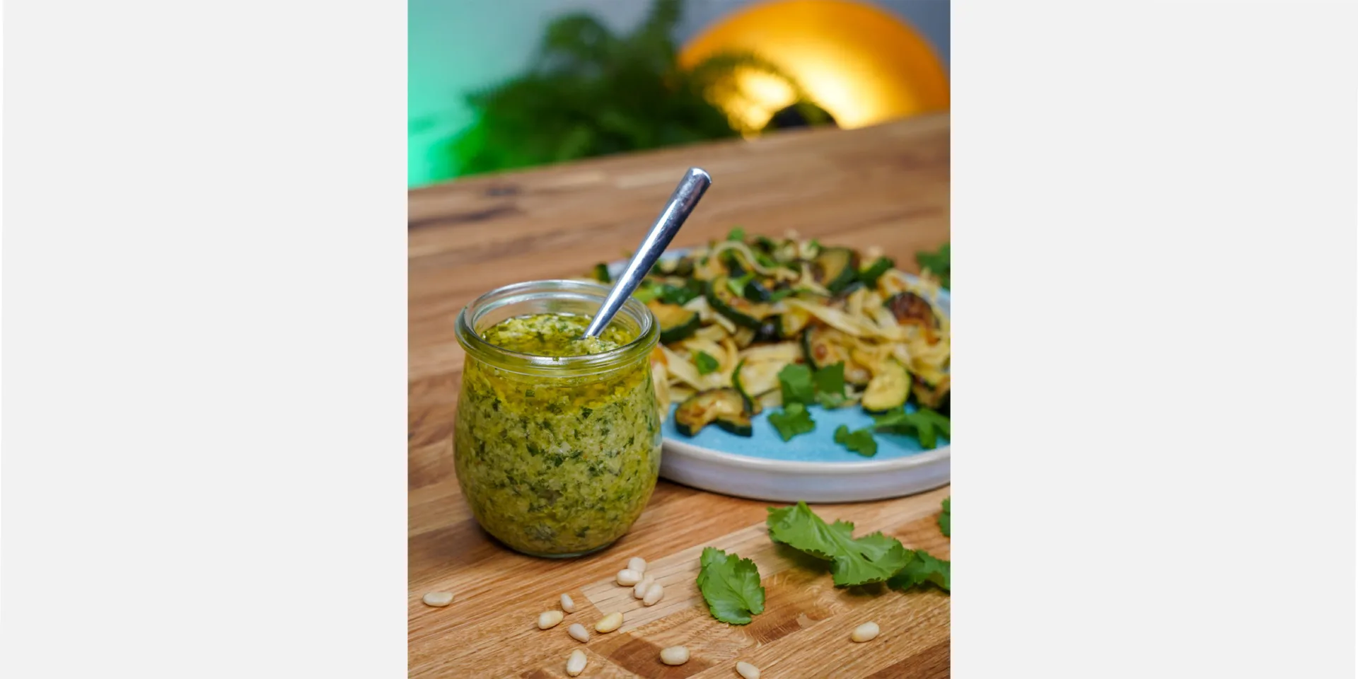 Thaipesto mit gebratenen Spaghetti und Gemüse auf einem Teller, hero