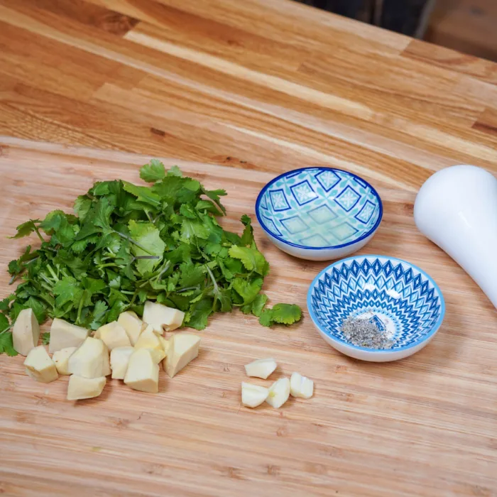 Vorbereiten der Zutaten für das Pesto