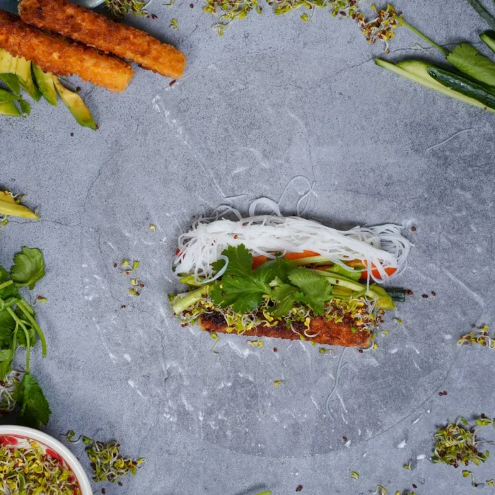 Vegane Summer Roll Zutaten auf Reispapier gelegt