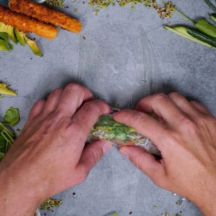 Vegane Summer Roll Einrollen der Summer Rolle