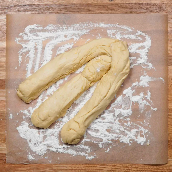 Vegan Easter braid, step 5b, braiding