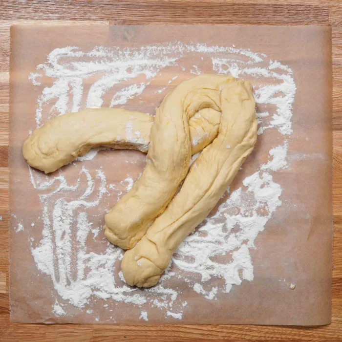 Vegan Easter braid, step 5c, braiding
