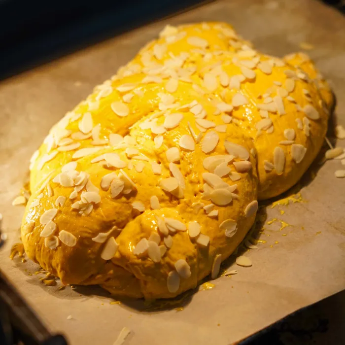 Vegan Easter braid, step 7, baking the Easter braid in the oven