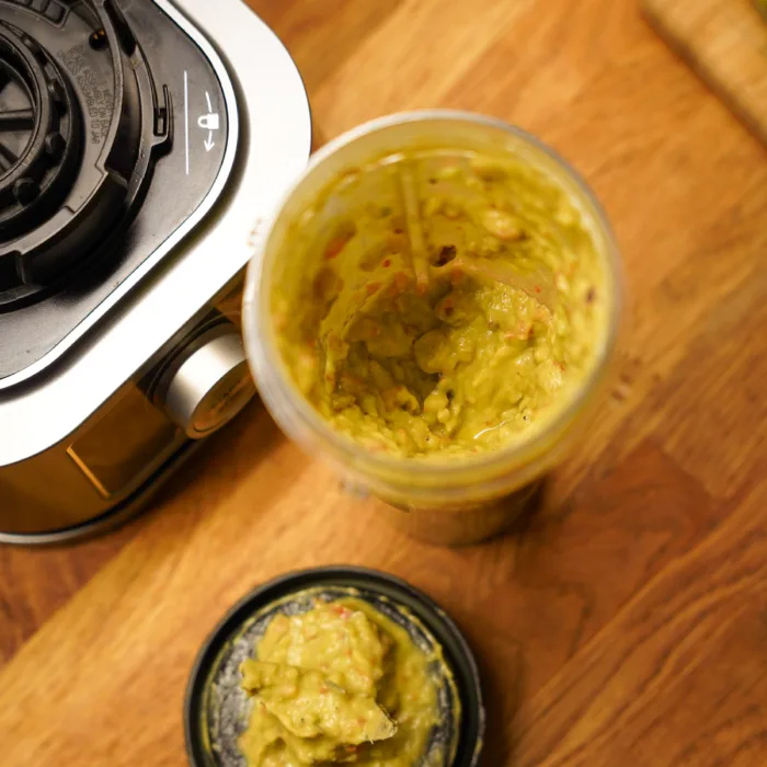 Guacamole im Mixer zubereitet