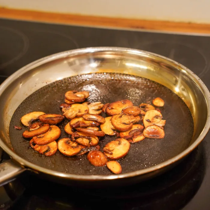 Pilze, Champignons, in der Pfanne angebraten und mit Sojasauce abgelöscht