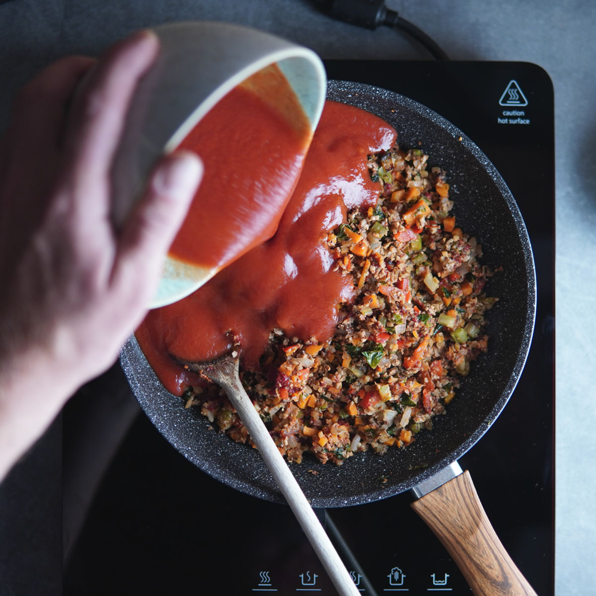 Vegane Spaghetti Bolognese Schritt 4 Mit Tomaten ablöschen