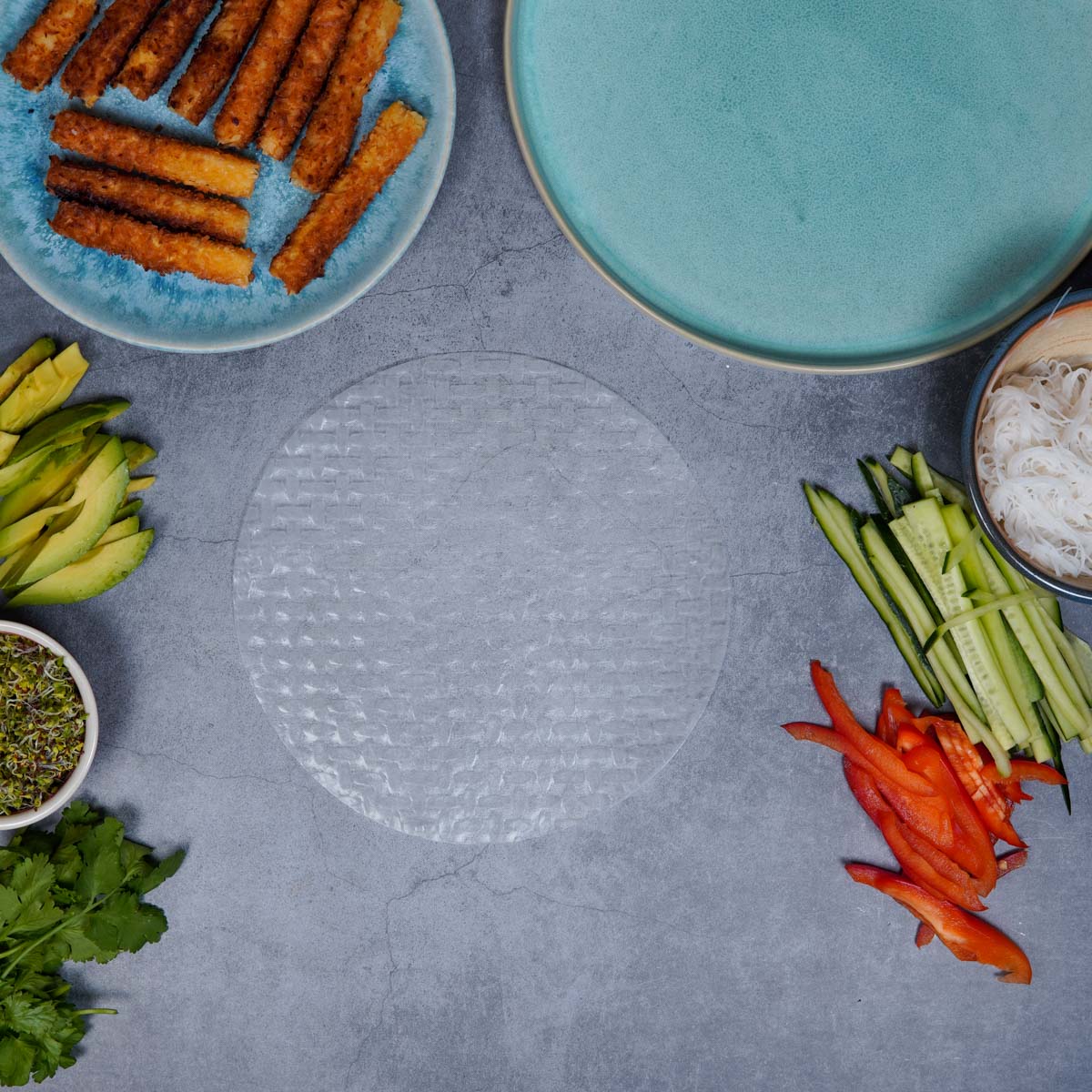 Vegane Summer Roll Zubereitung Reispapier noch trocken auf dem Tisch