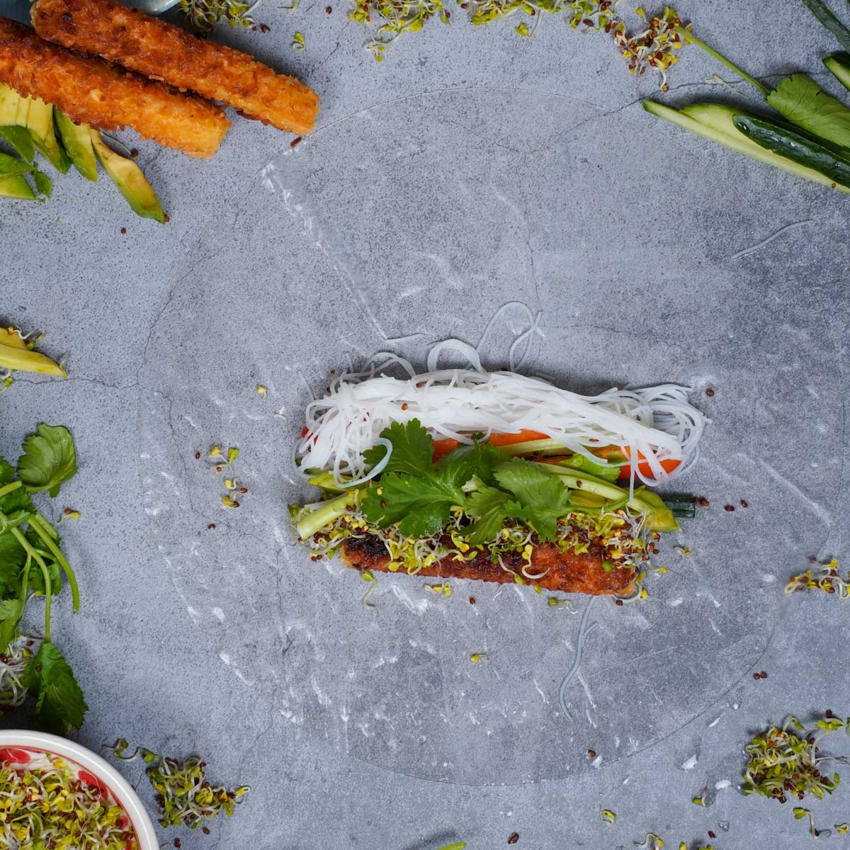 Vegane Summer Roll Zutaten auf Reispapier gelegt