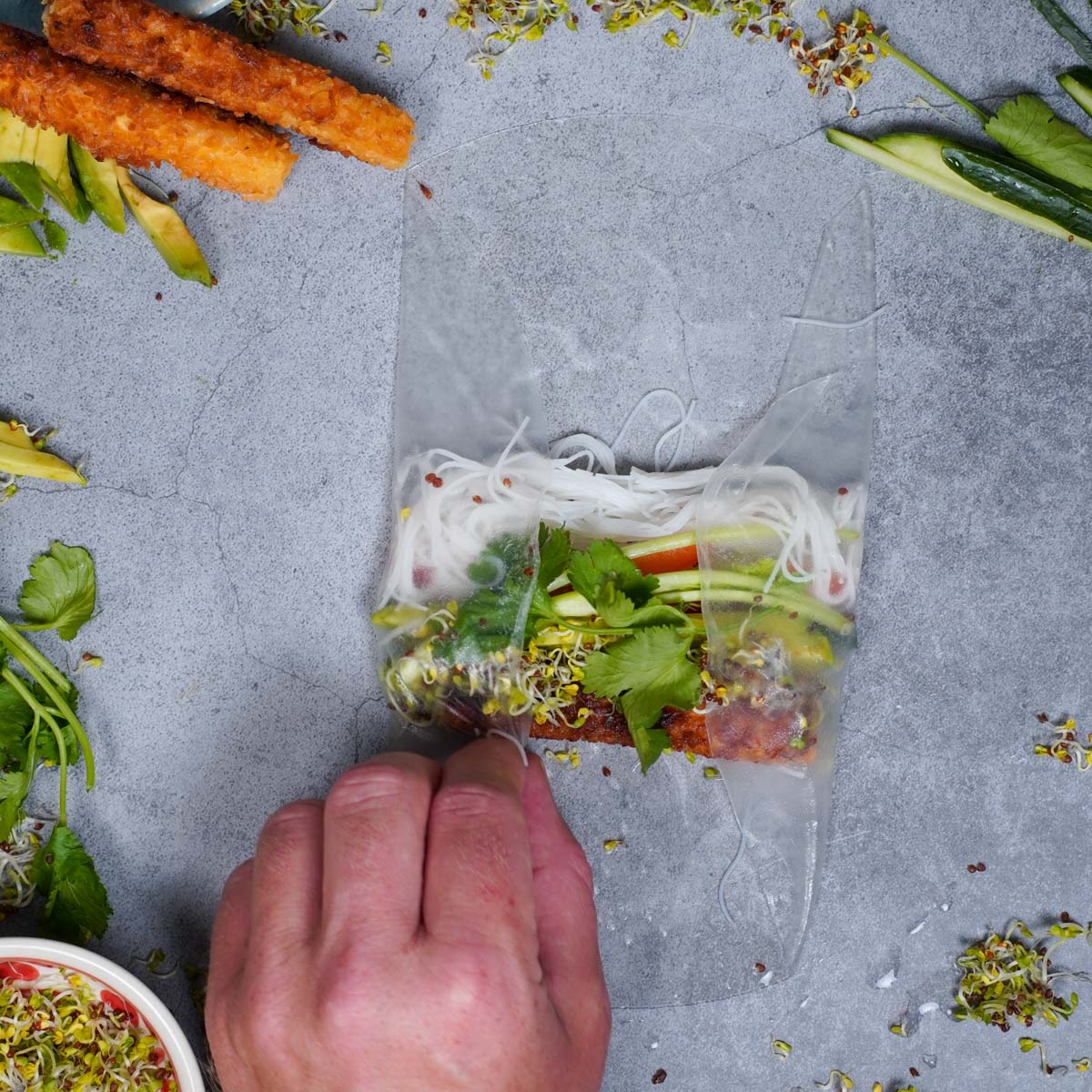 Vegane Summer Roll Einrollen der Summer Rolle