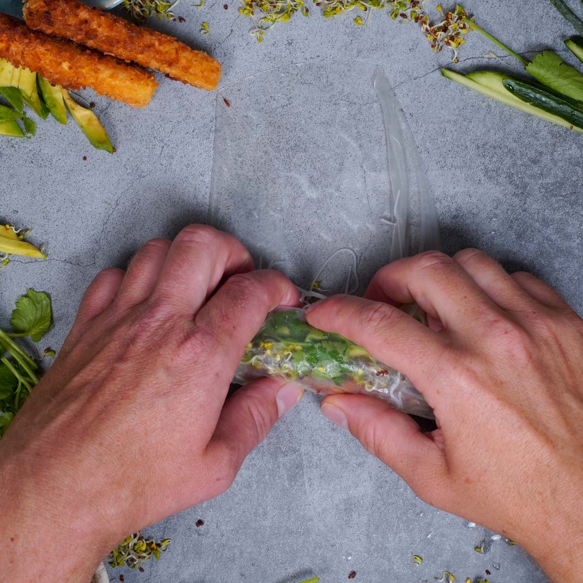 Vegane Summer Roll Einrollen der Summer Rolle