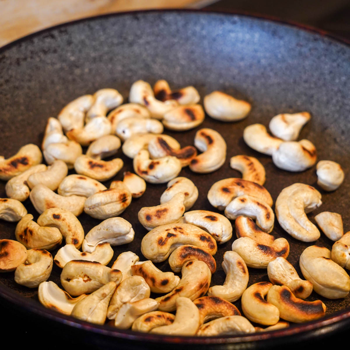 Vegane Tomatensuppe Schritt 3 Cashewkerne anbraten
