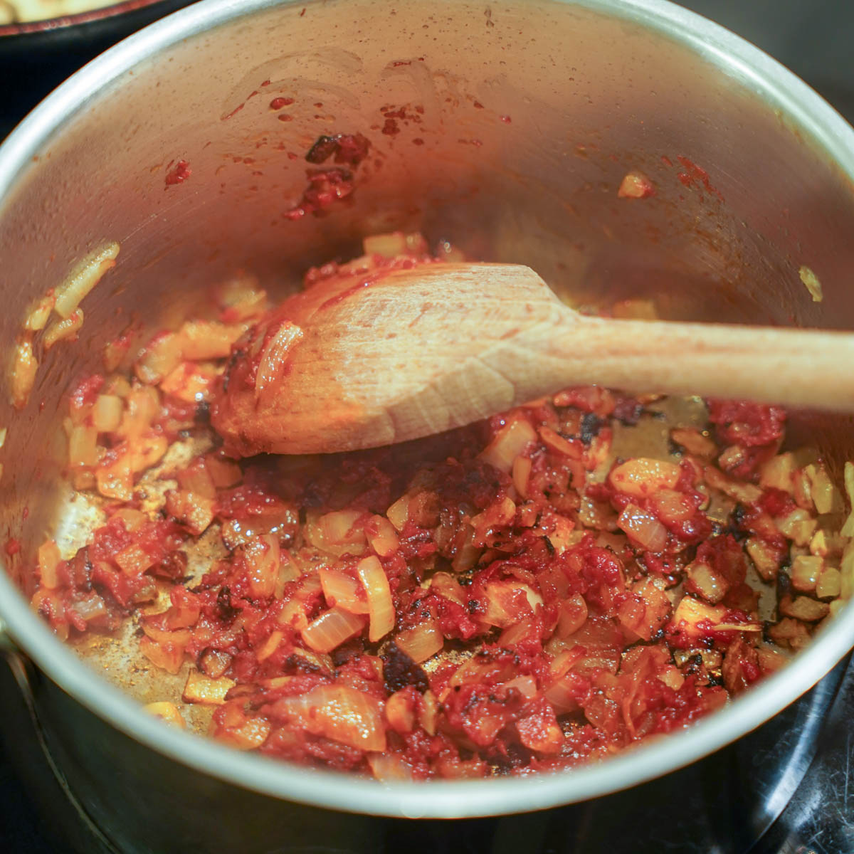 Vegane Tomatensuppe Schritt 4 Aromen anbraten