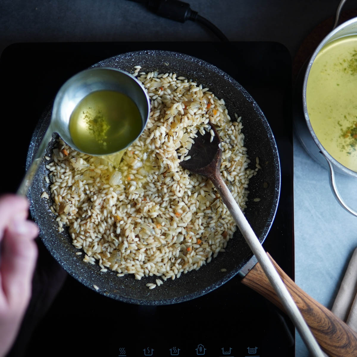 Veganes Risotto Step 4 Mit Brühe ablöschen