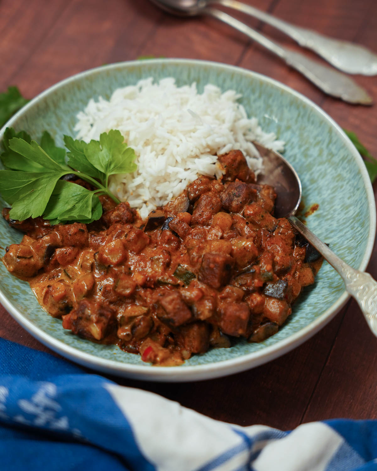 Veganes Tikka Masala im Teller, mit Reis und Koriander angerichtet, Teaser