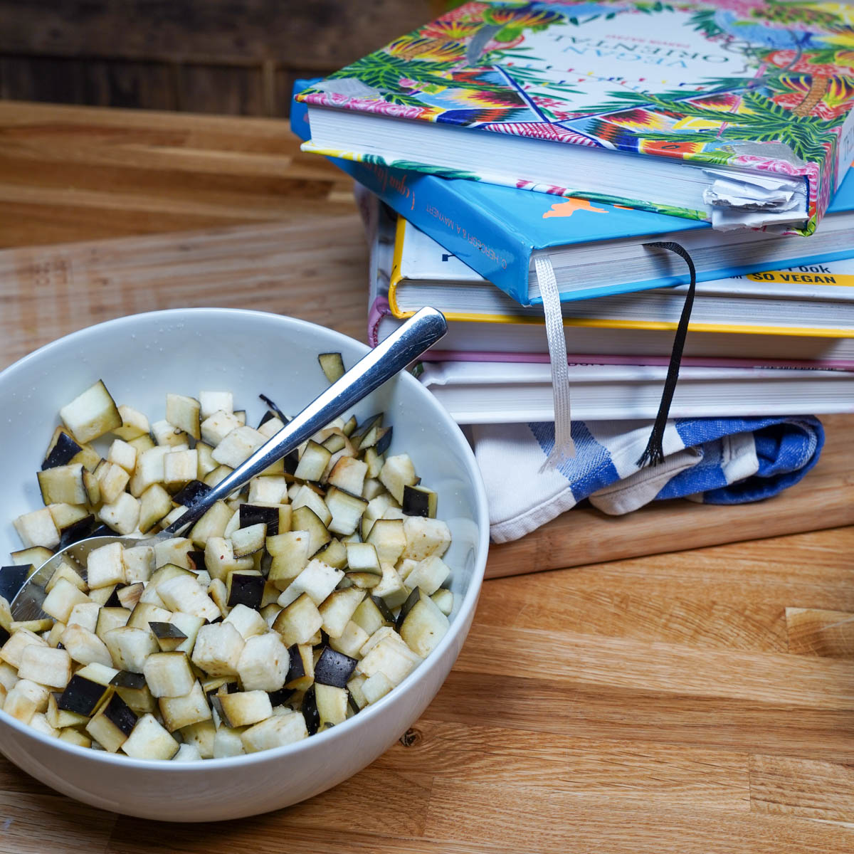 Entwässern von Tofu und Aubergine