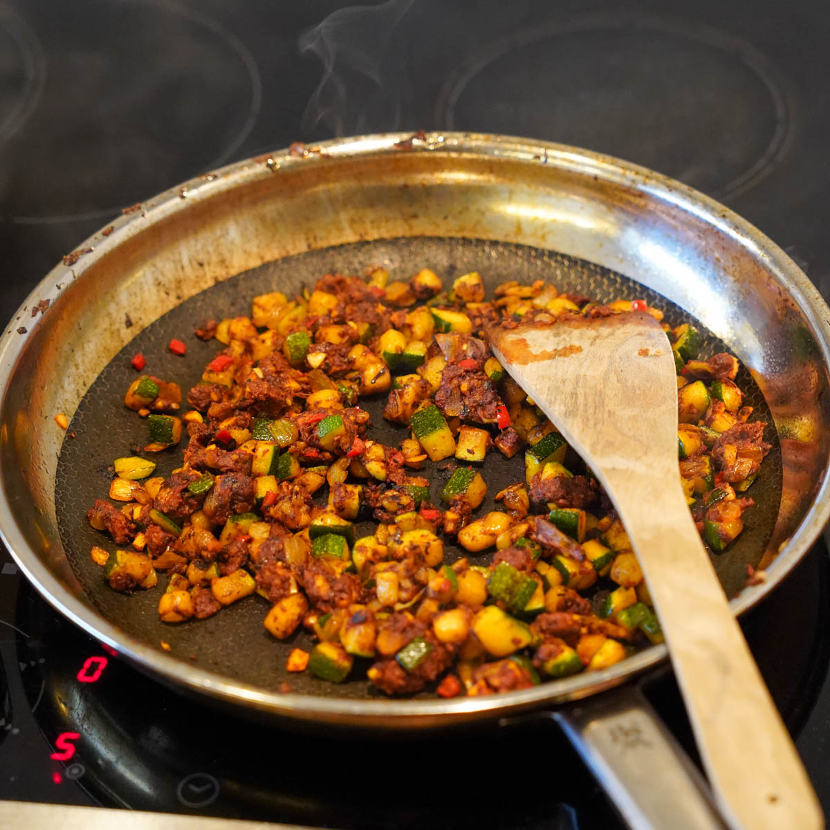 Anbraten von Gemüse in einer Pfanne