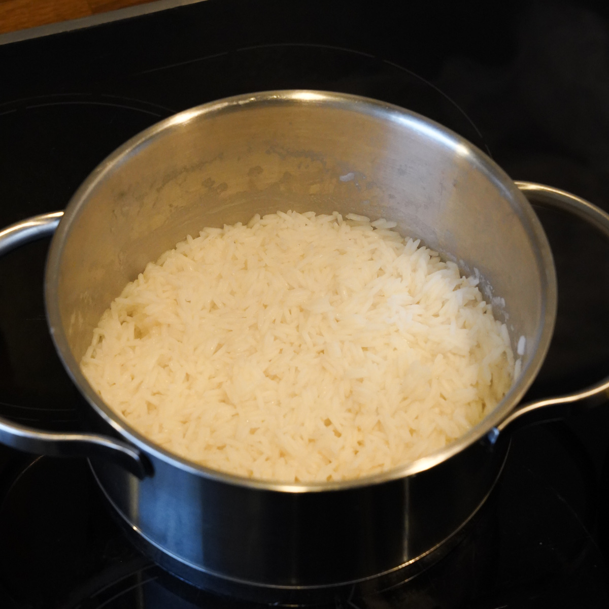 Reis kochen in einem kleinen Topf