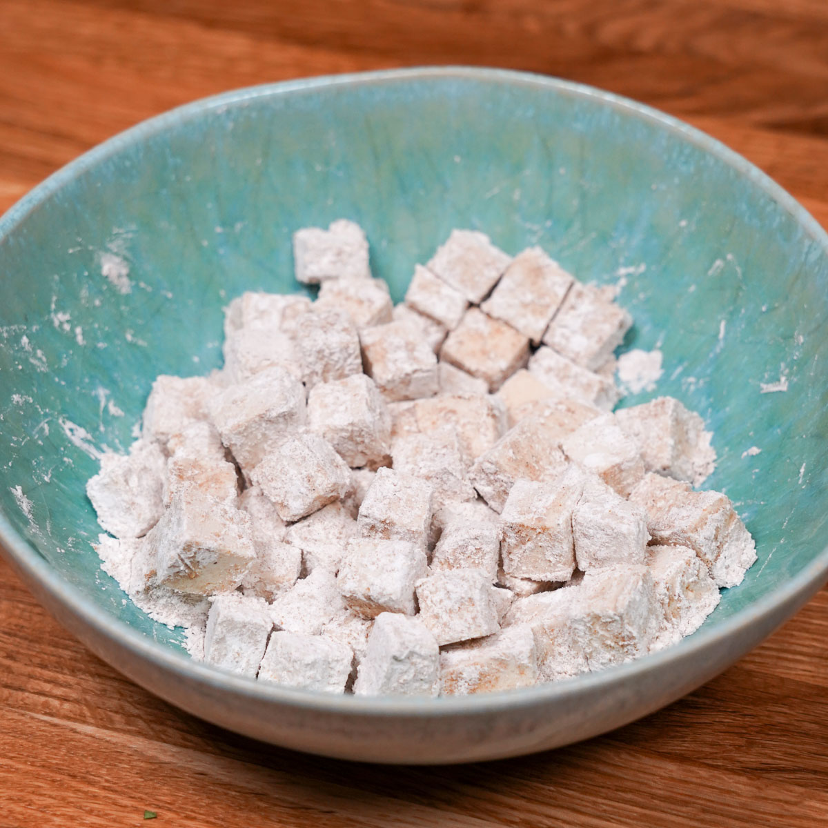 Tofuwürfel mit Speisestärke bepudern