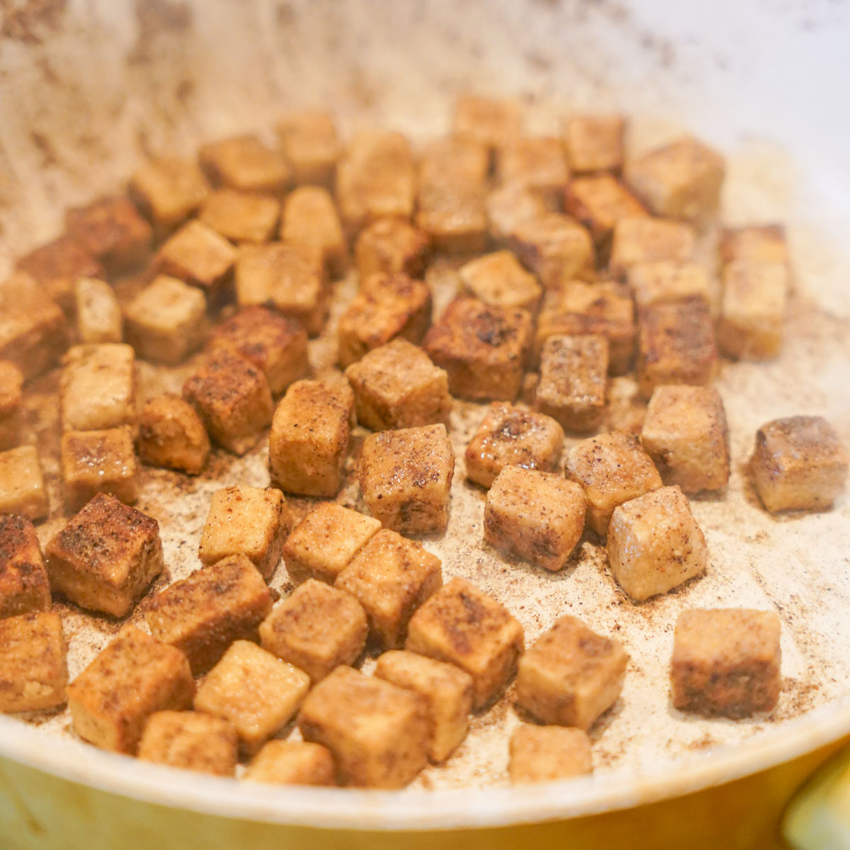 Anbraten von Tofu in einer Pfanne