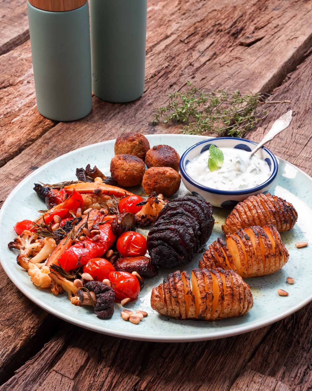 Fertiges Gericht, hasselback kartoffel vegan als teaser