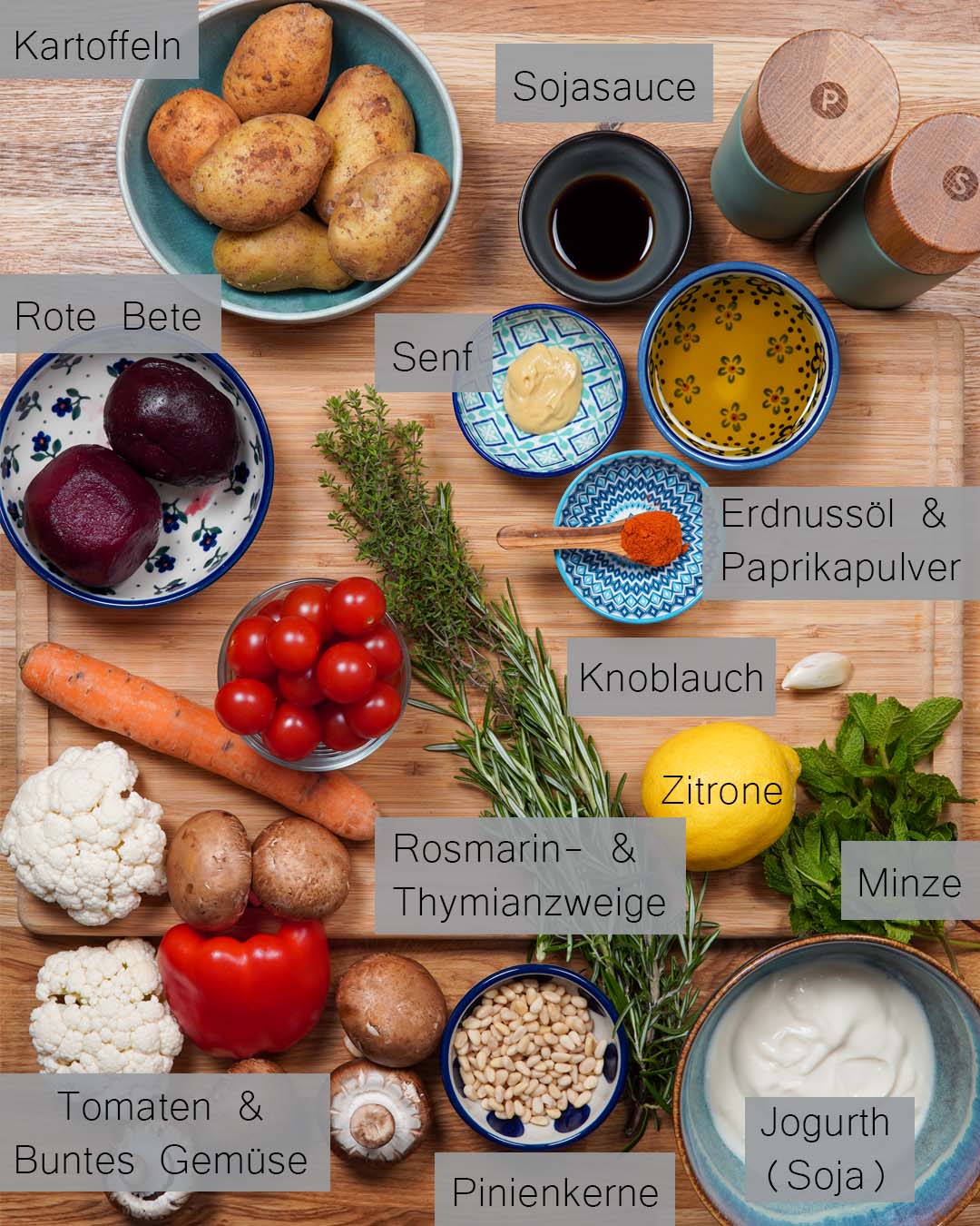 Zutaten für die Hasselbackkartoffeln in der Draufsicht