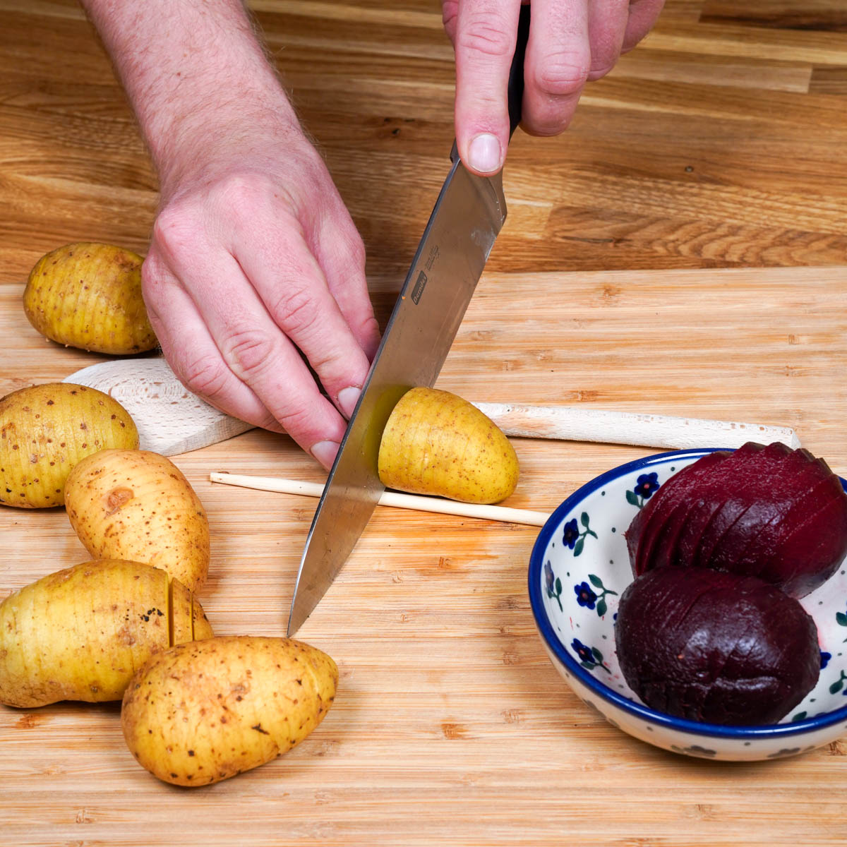 Einschneiden der Kartoffeln und der Roten Bete