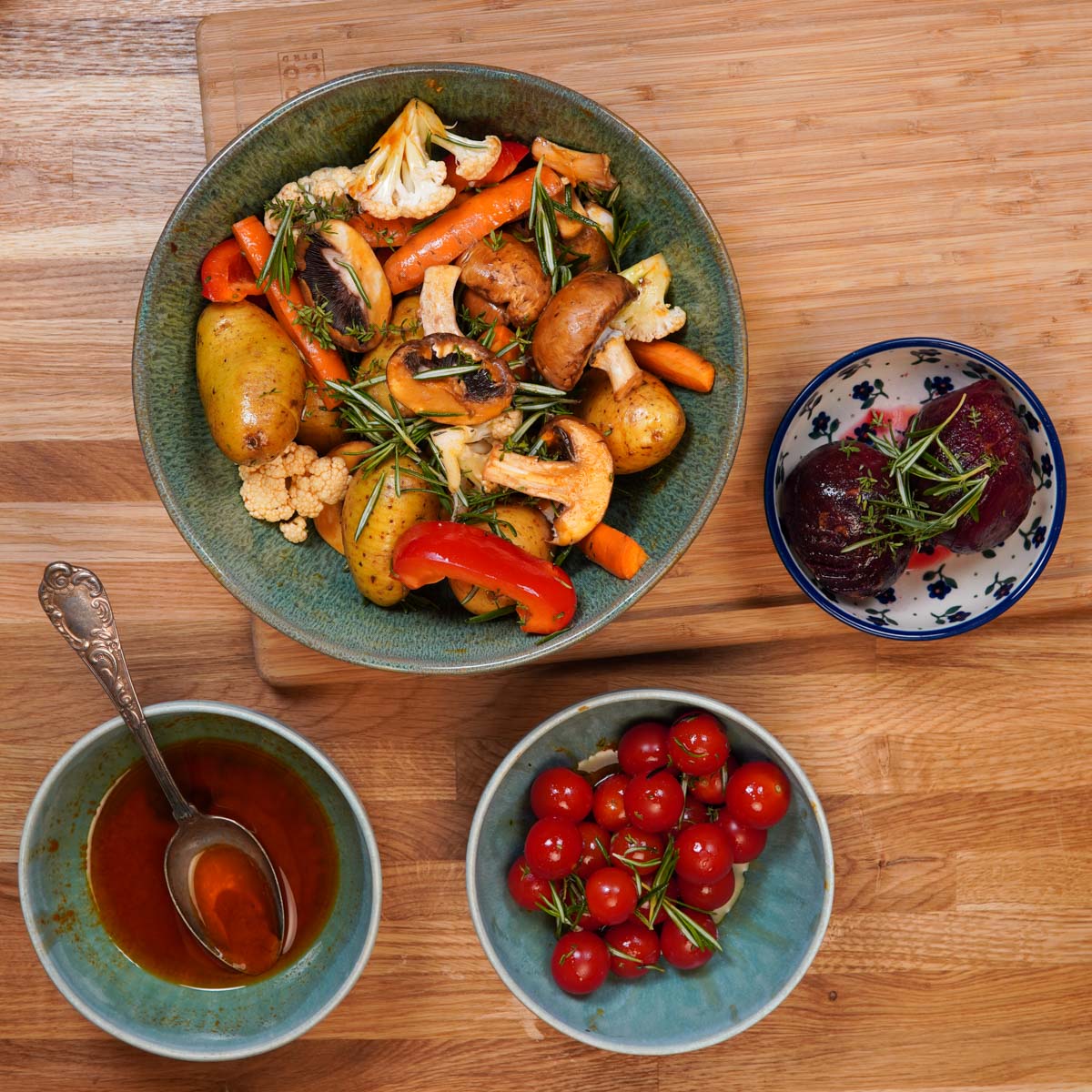 Vermengen von Gemüse mit der Marinade