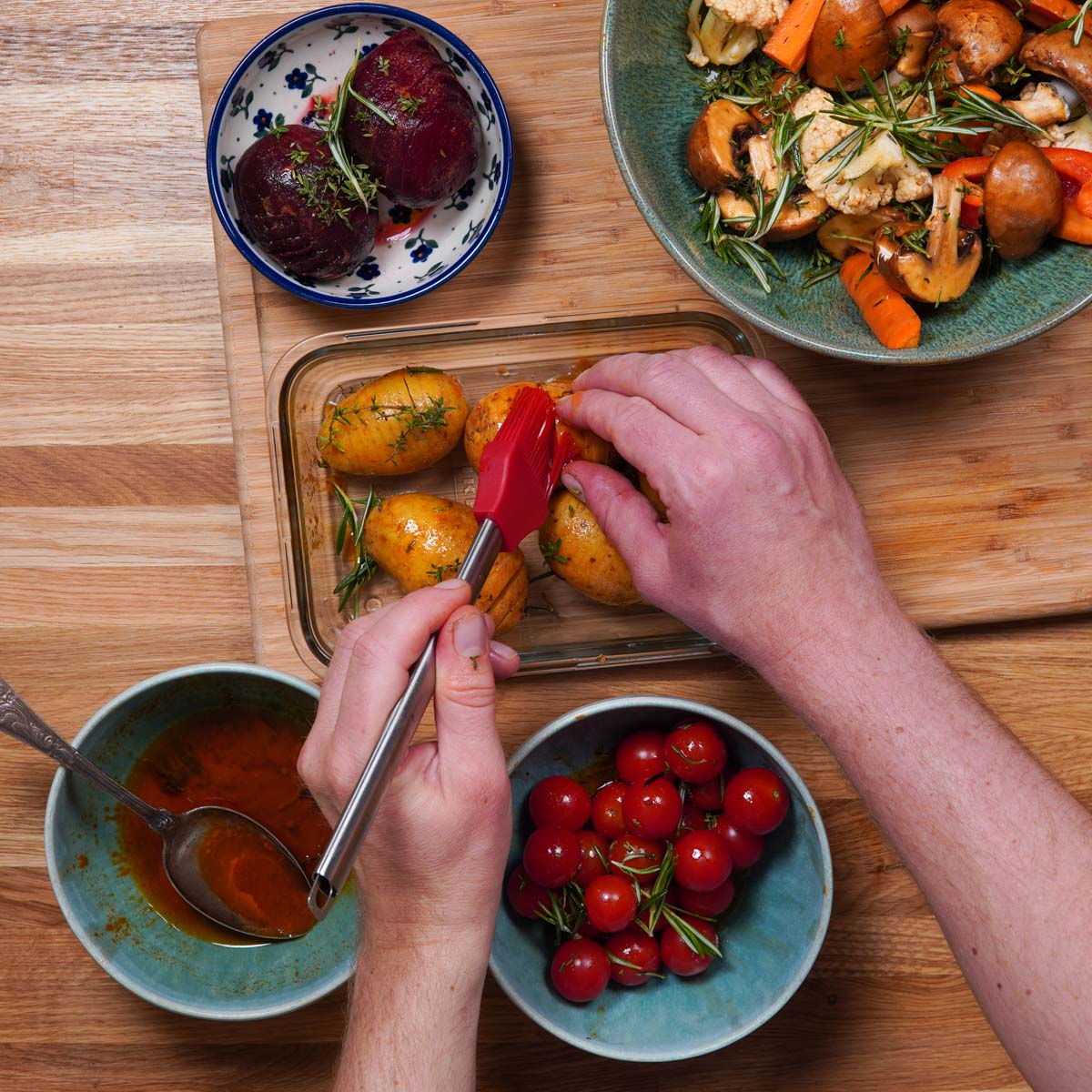 Marinieren der Kartoffeln und der Roten Bete mit einem Pinsel